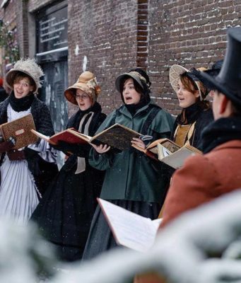 Did you know that you can revive the 19th century of Charles Dickens this weekend in the city center of Deventer? On 16 and 17 December over 950 characters from Dickens' famous novels like Scrooge and Oliver Twist will reenact the romantic stories.