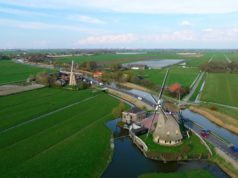 Windmills 'Dijkmolen' en 'De Drie Lelies' in Maasland (South Holland)