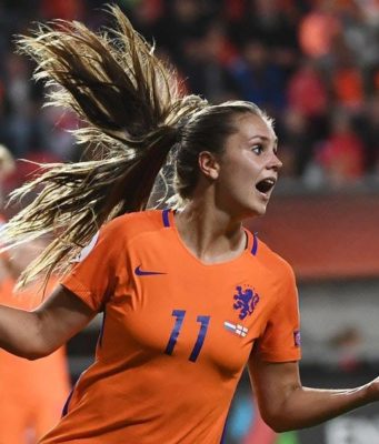 Did you know that the world's best female football player comes from the Netherlands? Her name is Lieke Martens and tonight she was voted best female player of the year at the Best FIFA Football Awards in London. Tomorrow the Orange Lionesses play against Norway in the 2019 World Cup qualification.
