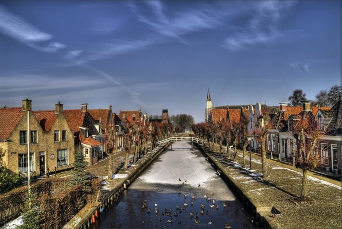 Did you know that Sloten is the smallest city of Friesland? The fortified city measures just 350 by 350m and is home to historical buildings, water gates and a well preserved windmill.
