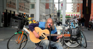 Did you know that the people of The Hague loved the late street musician Chuck Deely so much that he was posthumously honored with a public mural?