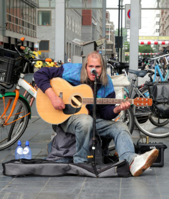 Did you know that the people of The Hague loved the late street musician Chuck Deely so much that he was posthumously honored with a public mural?