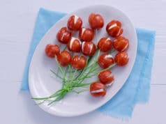 They look like flowers but every single part of this tulip is edible: cherry tomatoes with tasty cream cheese filling and chives for the tulip stems. They make a pretty appetizer or edible table decoration. For Easter, for Mother's Day or simply to celebrate this tulip season. You can make these tomato tulips in just under 30 minutes.