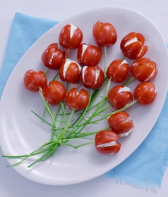 They look like flowers but every single part of this tulip is edible: cherry tomatoes with tasty cream cheese filling and chives for the tulip stems. They make a pretty appetizer or edible table decoration. For Easter, for Mother's Day or simply to celebrate this tulip season. You can make these tomato tulips in just under 30 minutes.