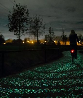 Did you know that this glow-in-the-dark bicycle path is made of thousands of special stones that charge themselves in the sun and light up in the dark? The path is inspired by Starry Night and can be found in Vincent van Gogh's old hometown Nuenen.